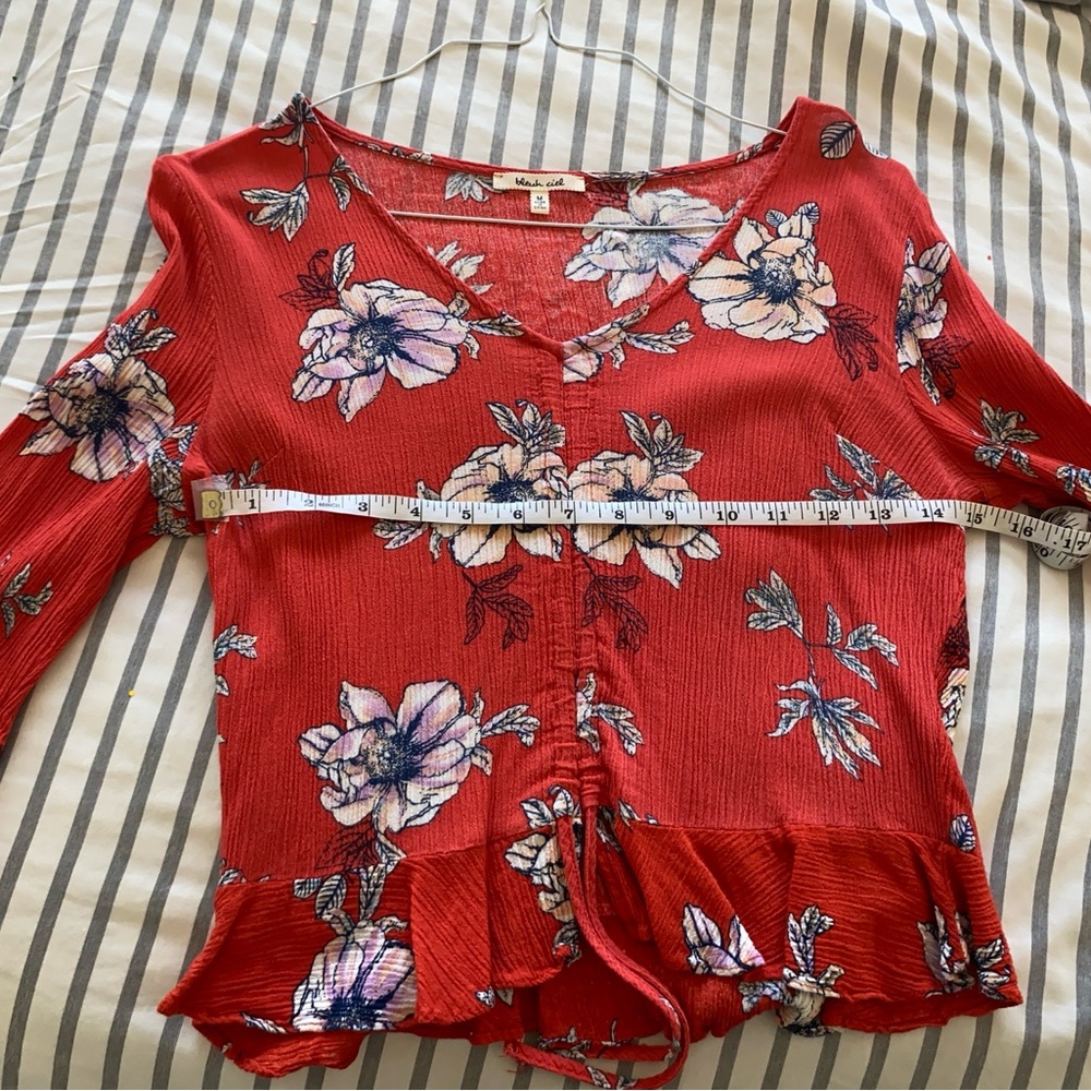 Cropped Frilly Blouse - Picture 2 of 3